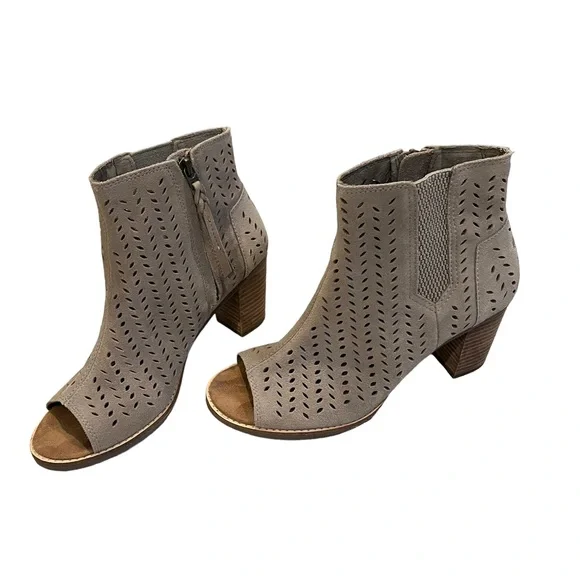 TOMS Majorca Perforated Suede Bootie, Sz 8 - Picture 4 of 14